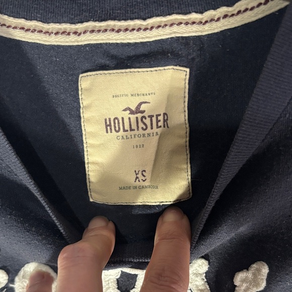 Hollister Black Short Sleeve Tee - Picture 2 of 8